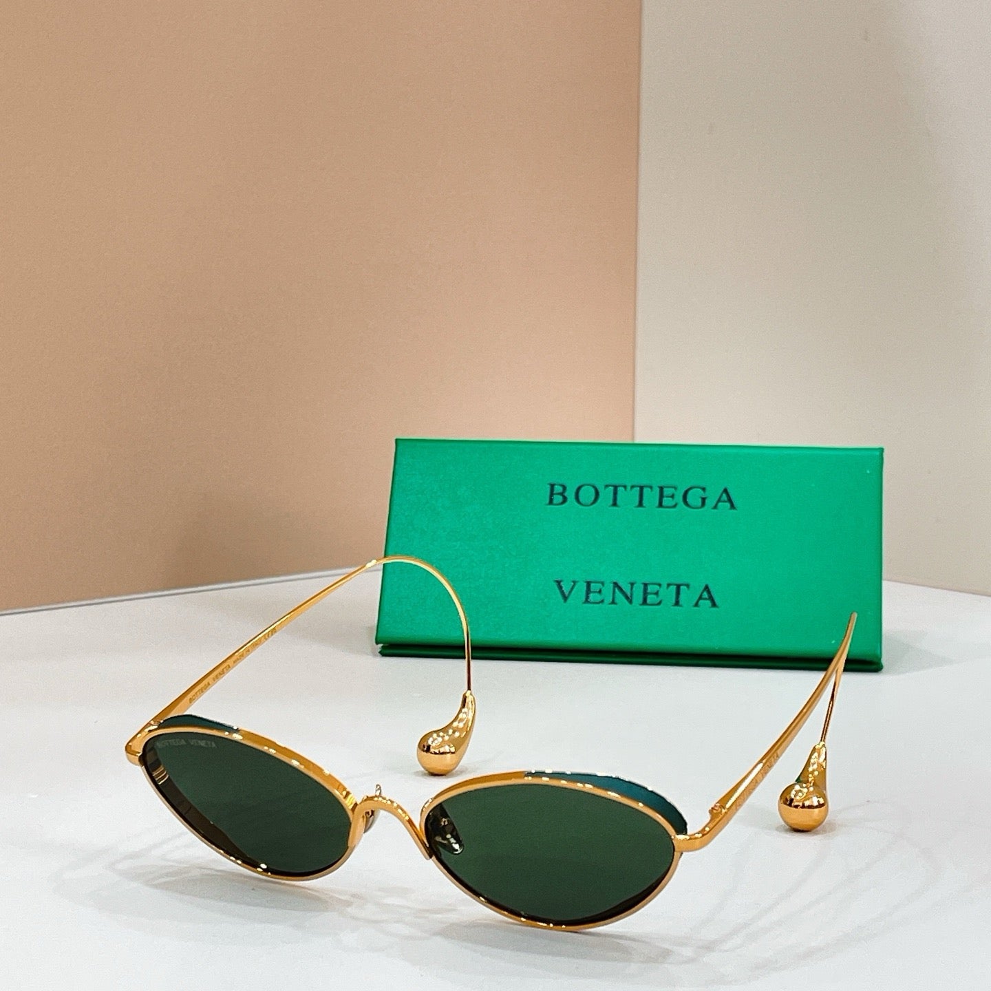 Mehrfarbige Sonnenbrille