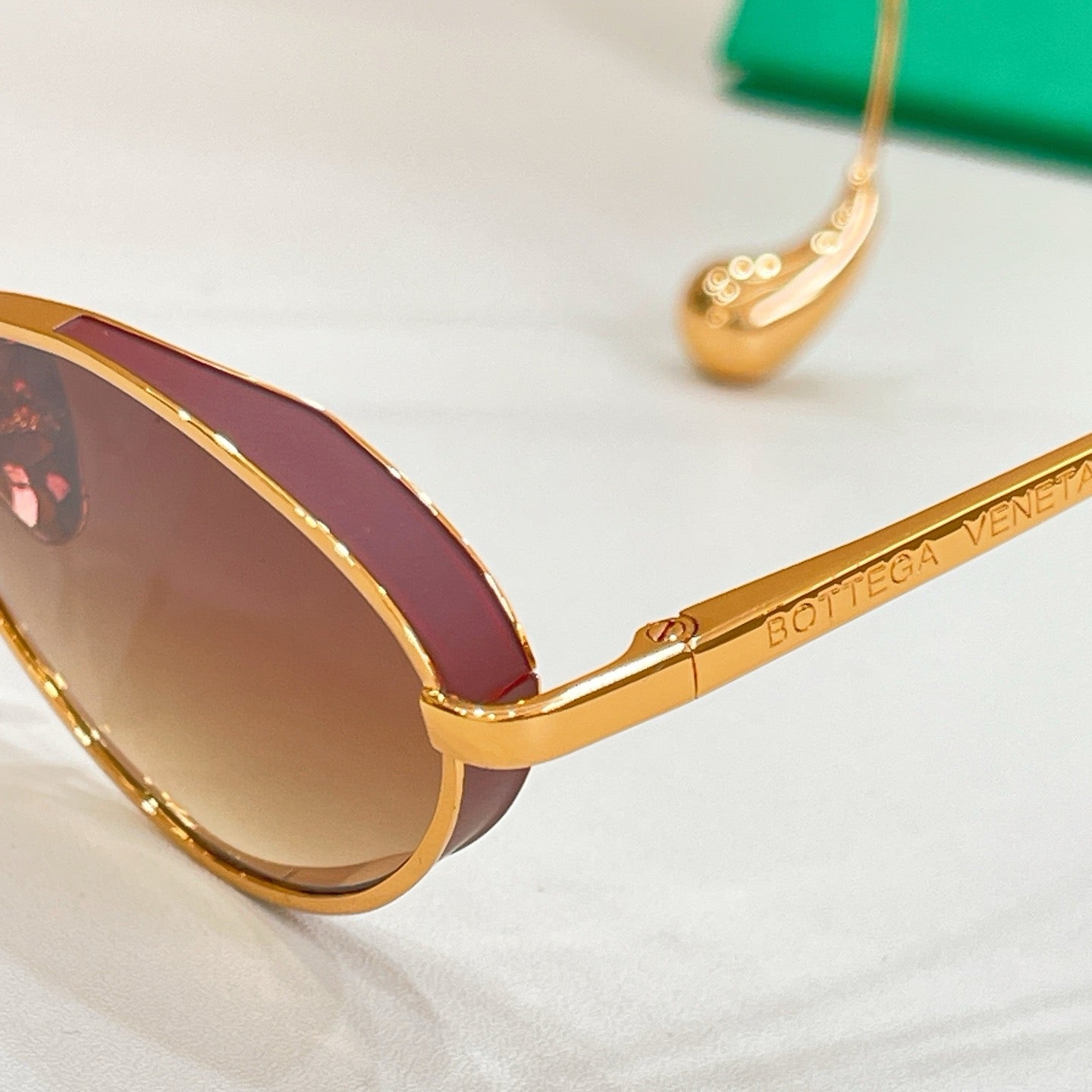 Mehrfarbige Sonnenbrille