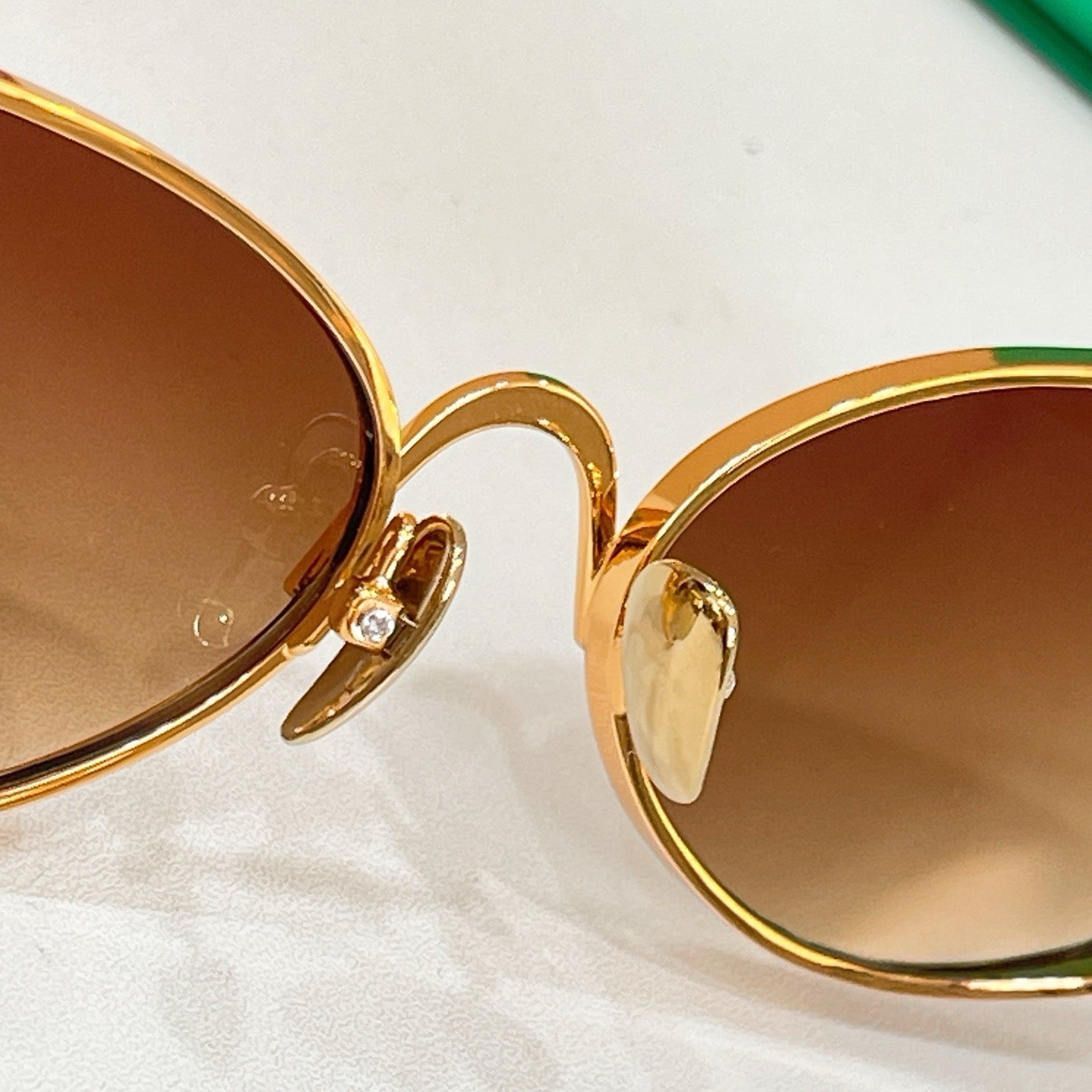Mehrfarbige Sonnenbrille