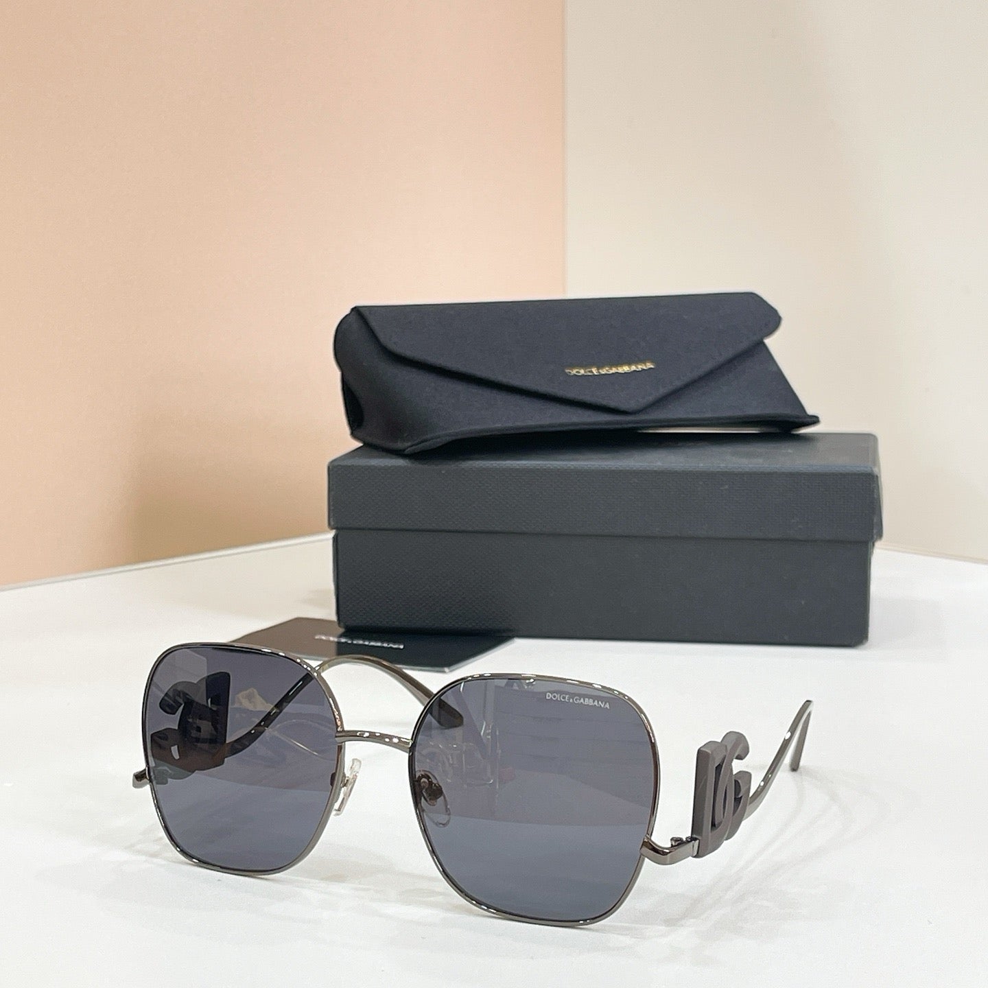 Mehrfarbige Sonnenbrille