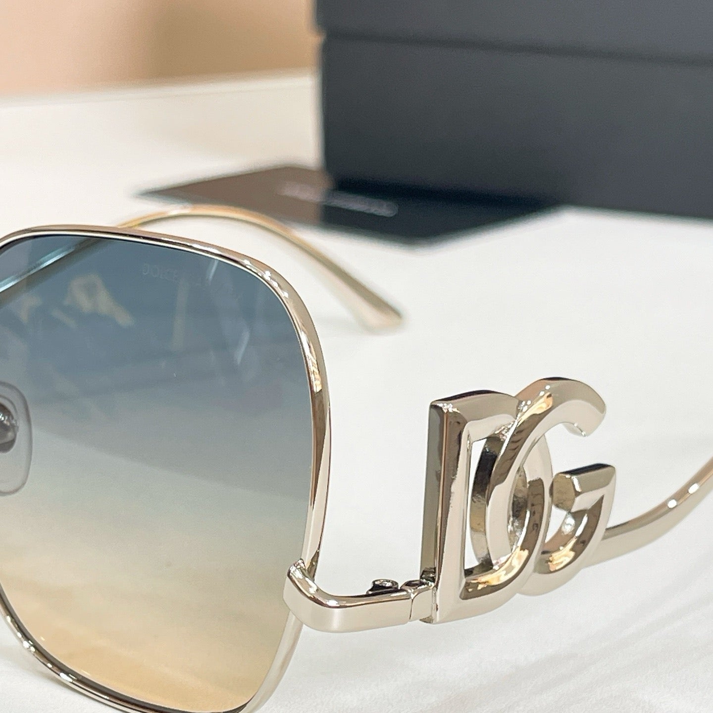 Mehrfarbige Sonnenbrille
