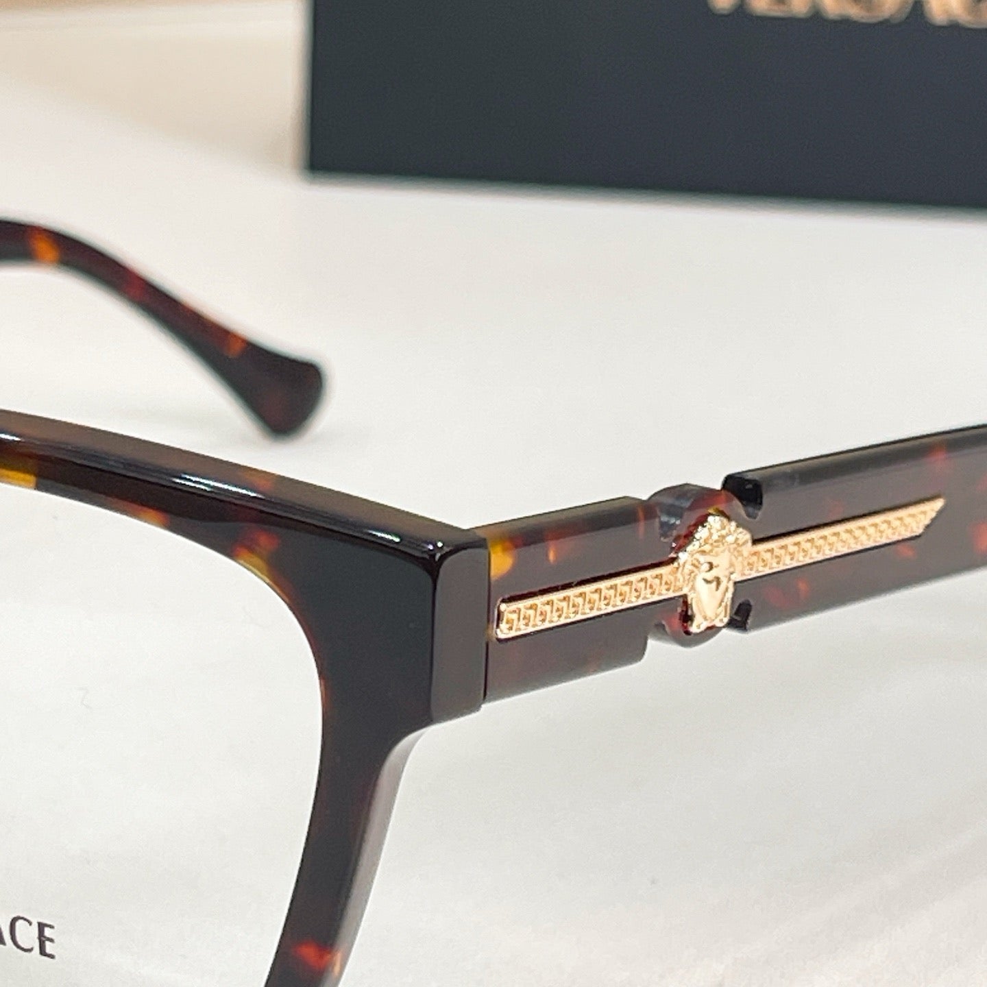 Mehrfarbige Sonnenbrille