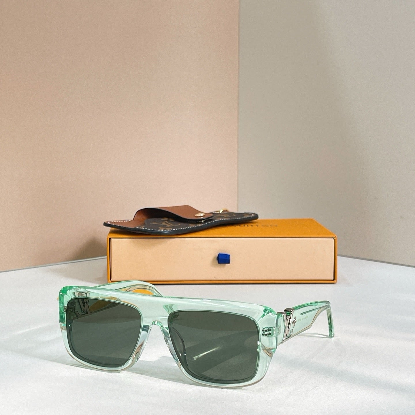 Mehrfarbige Sonnenbrille