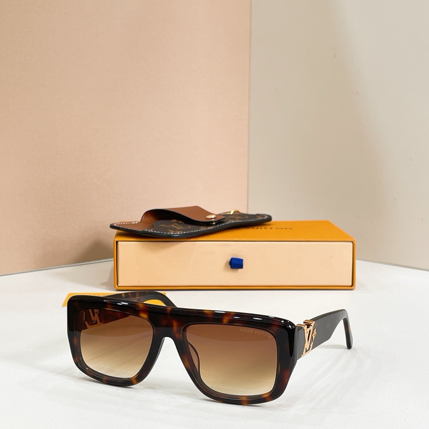 Mehrfarbige Sonnenbrille