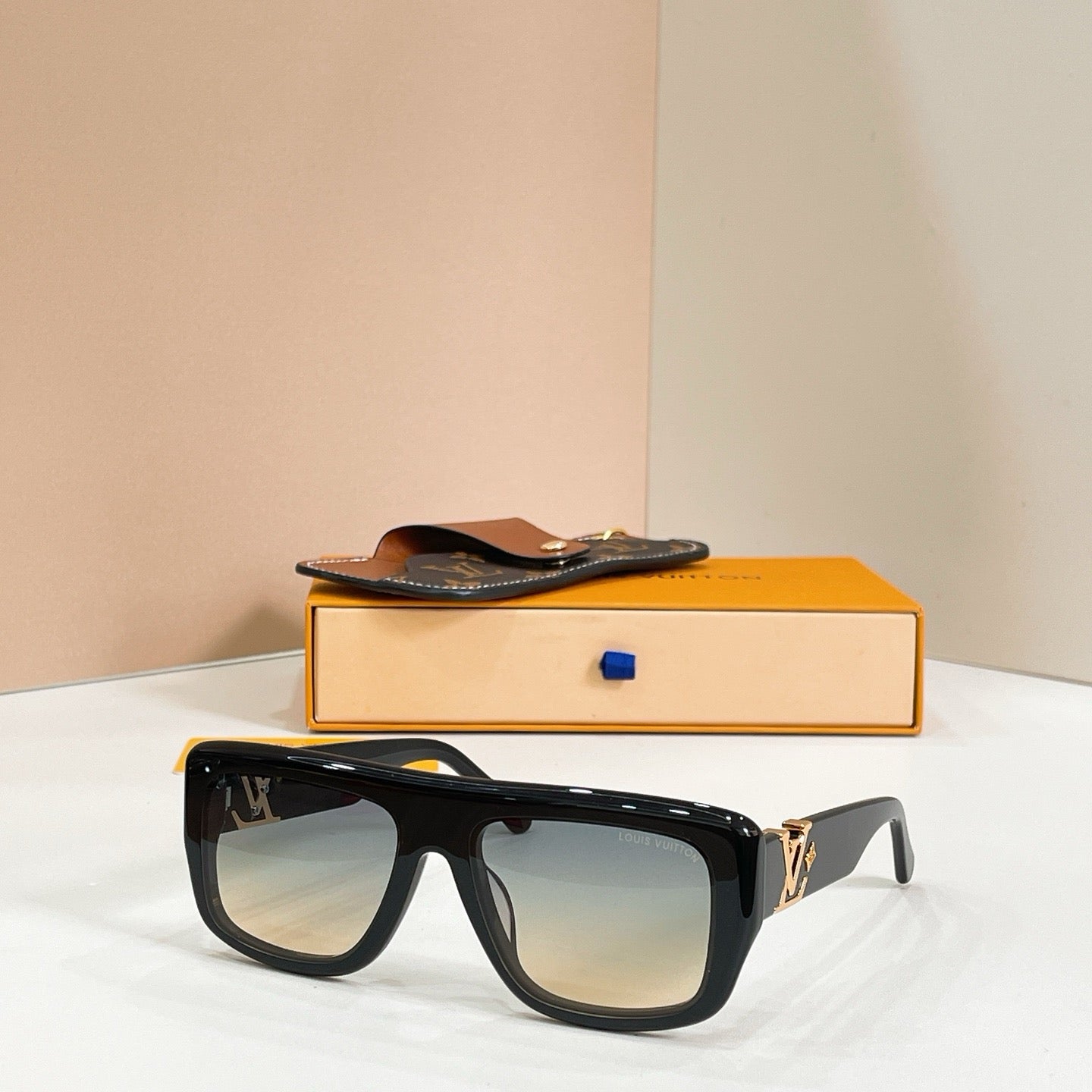 Mehrfarbige Sonnenbrille