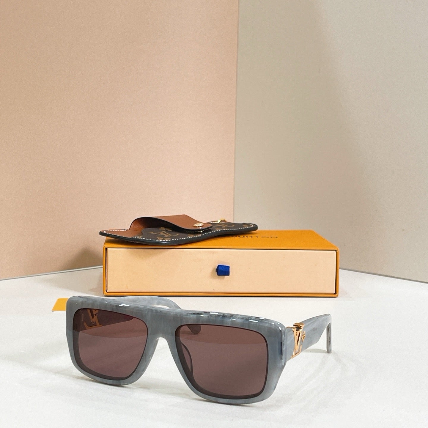 Mehrfarbige Sonnenbrille
