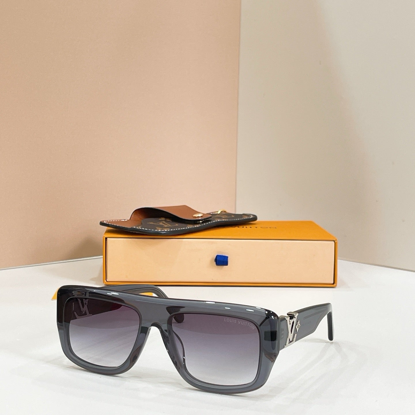 Mehrfarbige Sonnenbrille
