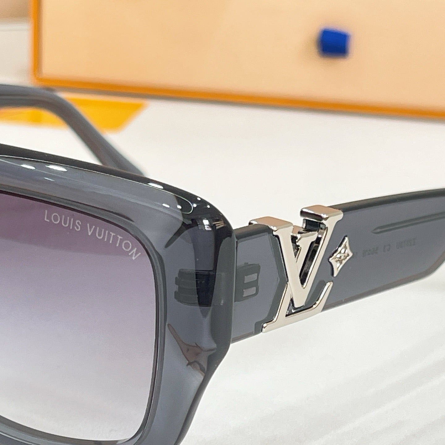 Mehrfarbige Sonnenbrille