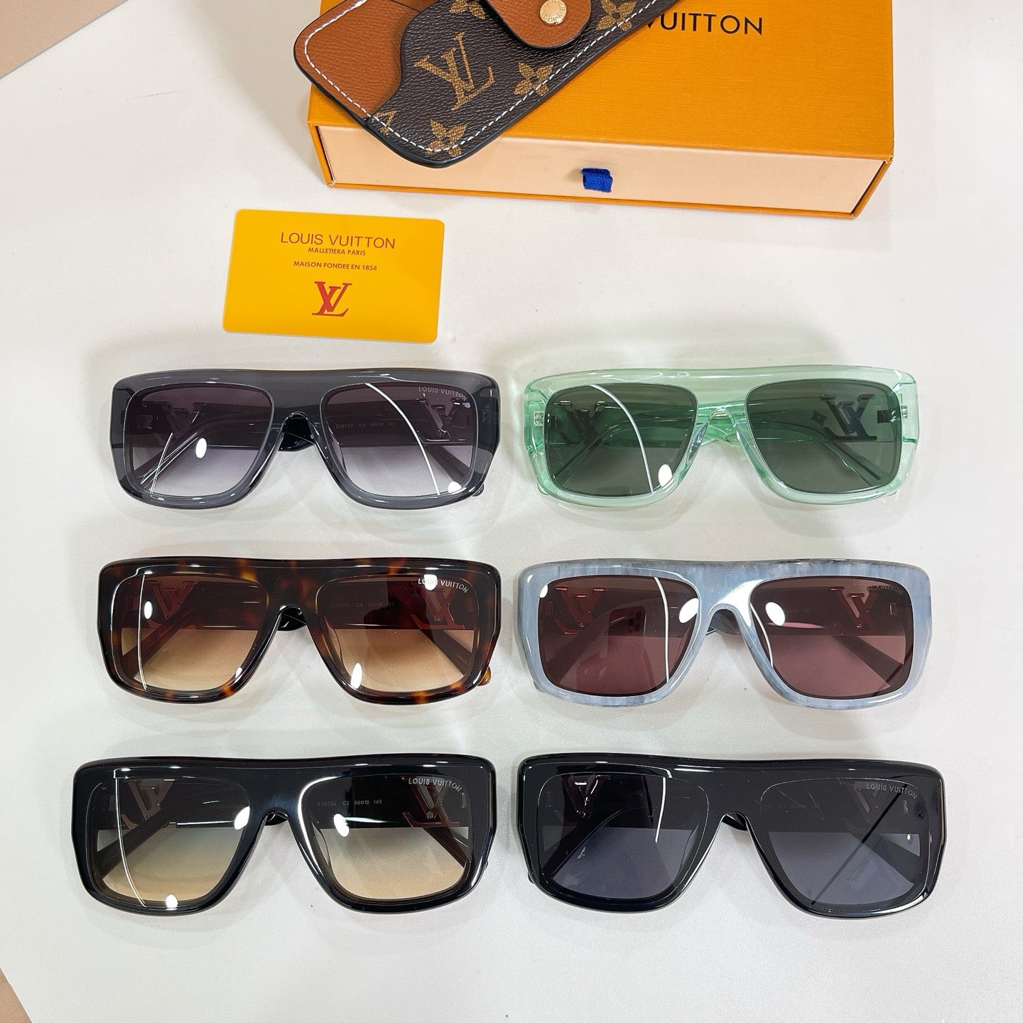 Mehrfarbige Sonnenbrille