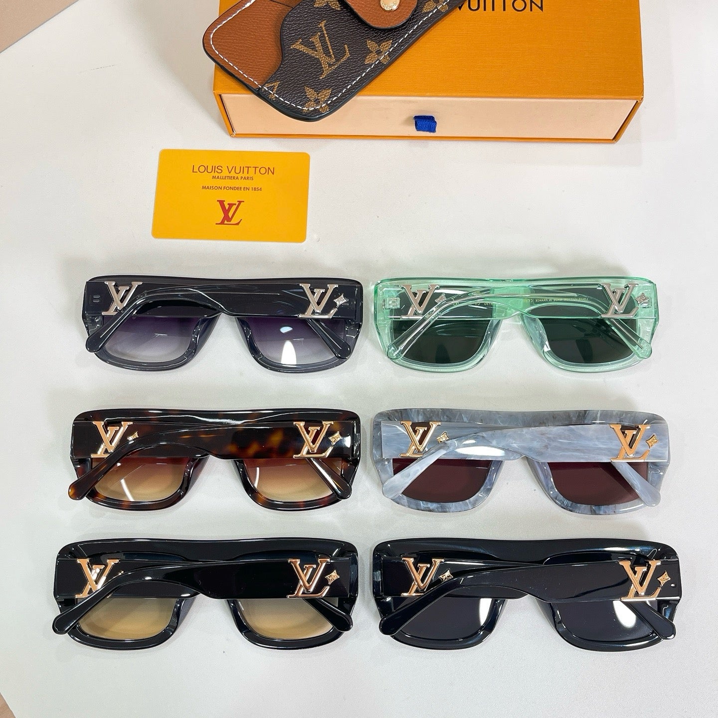 Mehrfarbige Sonnenbrille