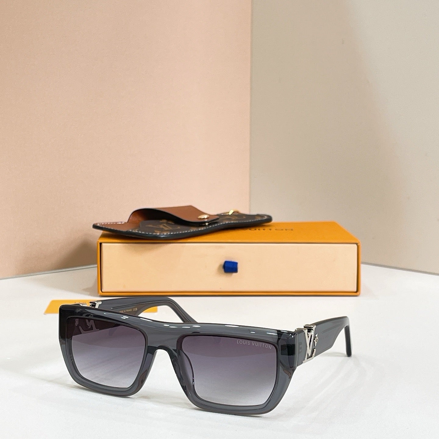 Mehrfarbige Sonnenbrille