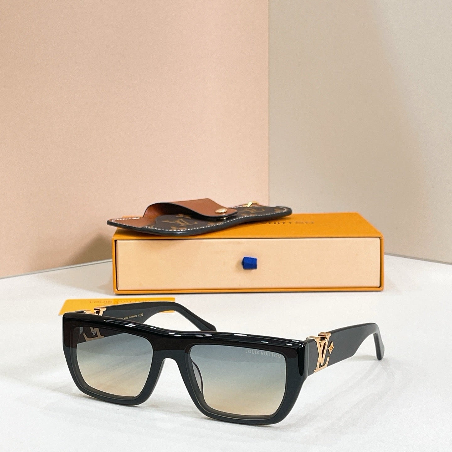Mehrfarbige Sonnenbrille