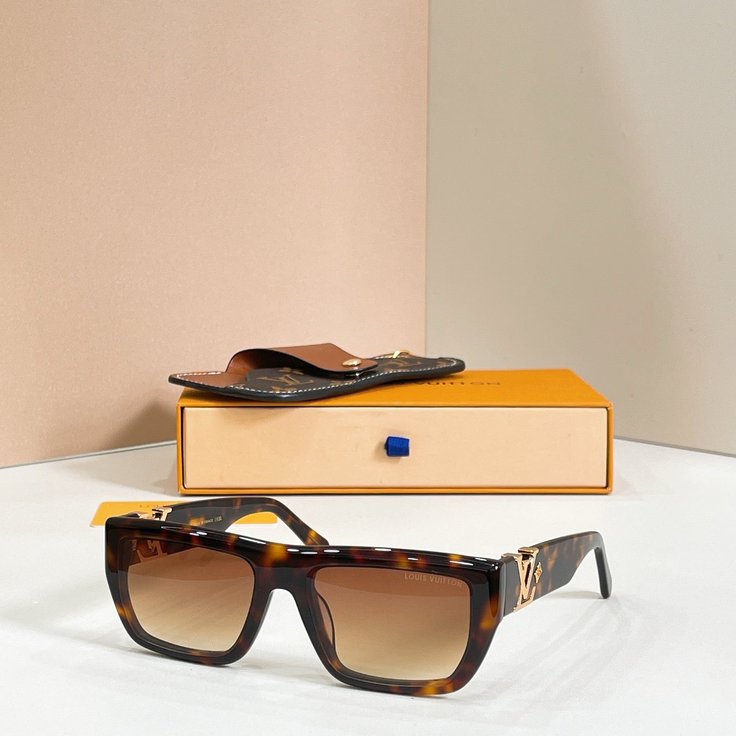 Mehrfarbige Sonnenbrille