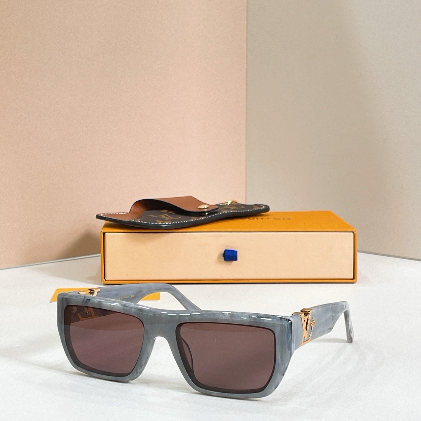 Mehrfarbige Sonnenbrille
