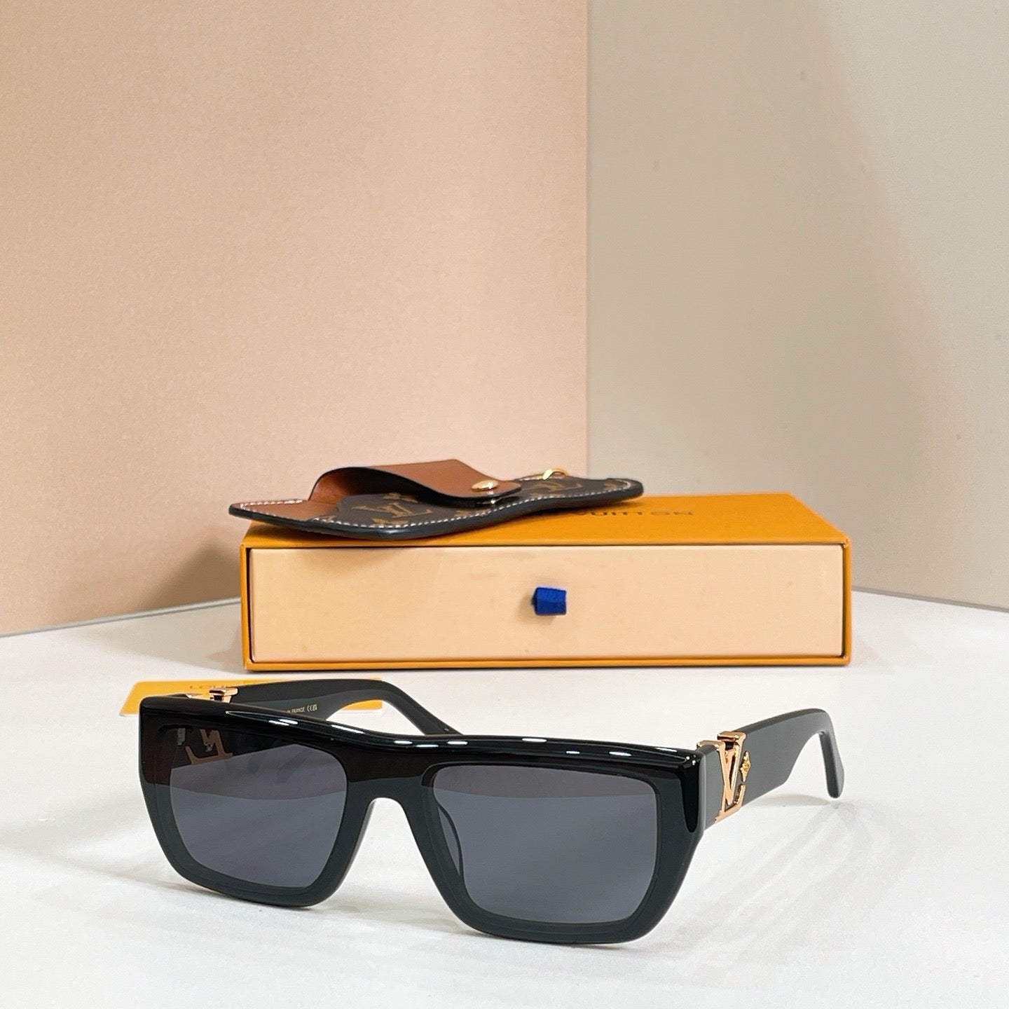 Mehrfarbige Sonnenbrille