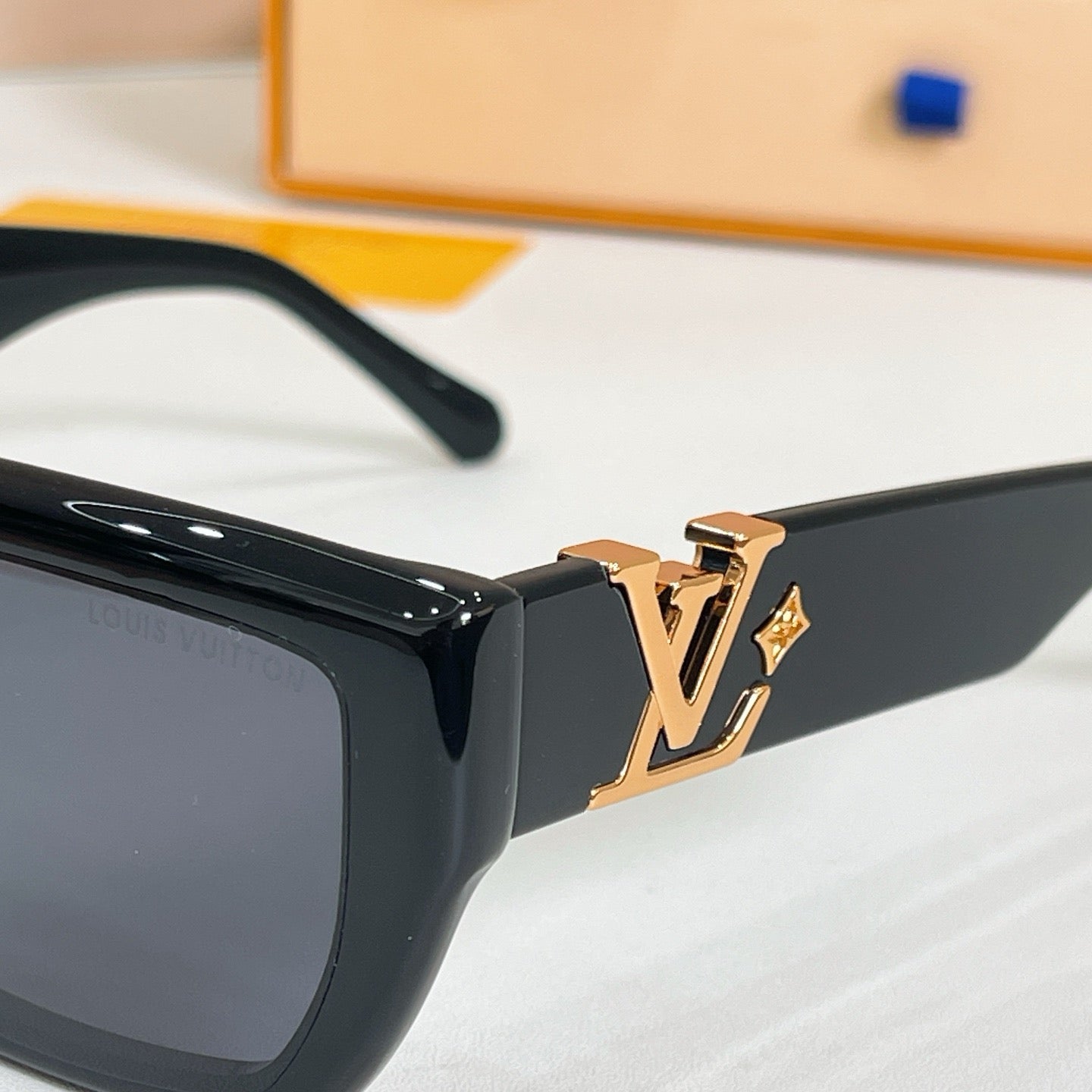 Mehrfarbige Sonnenbrille