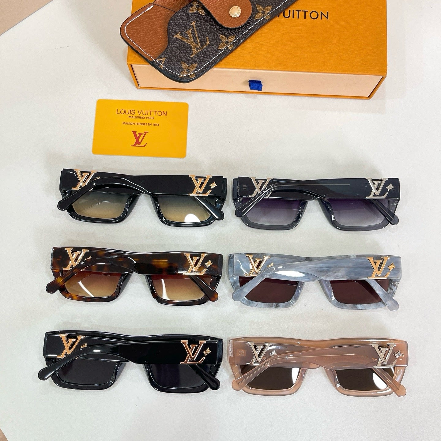 Mehrfarbige Sonnenbrille