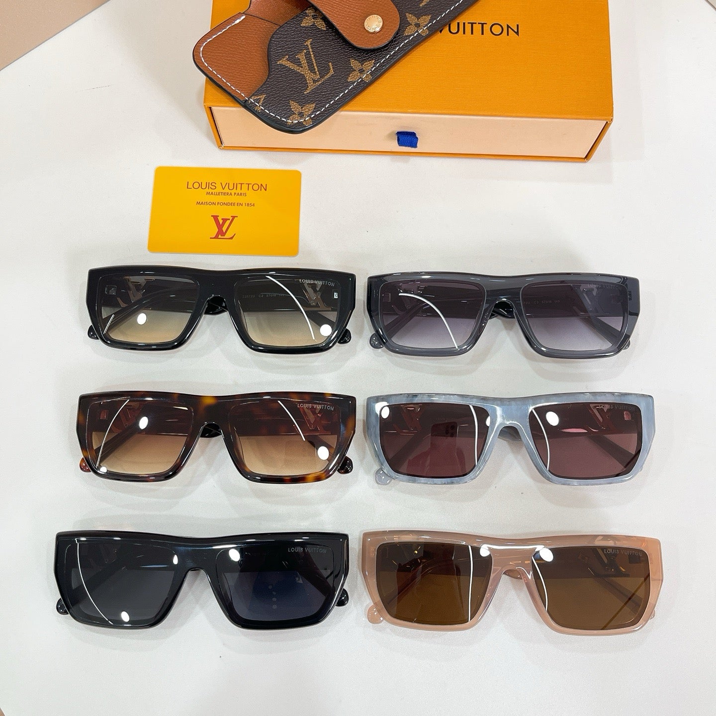 Mehrfarbige Sonnenbrille