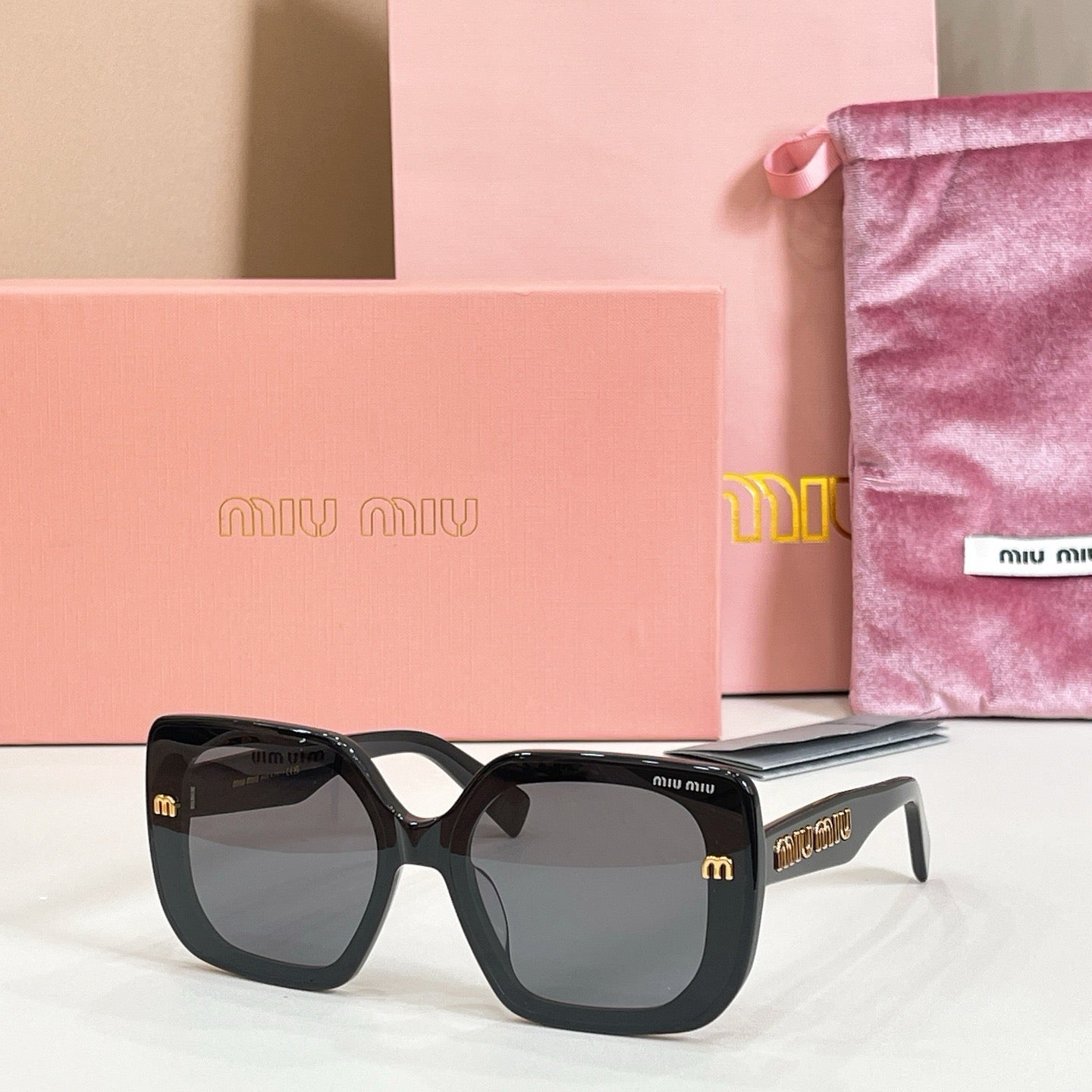 Mehrfarbige Sonnenbrille