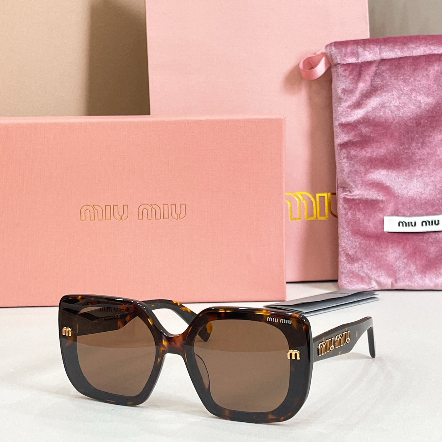 Mehrfarbige Sonnenbrille