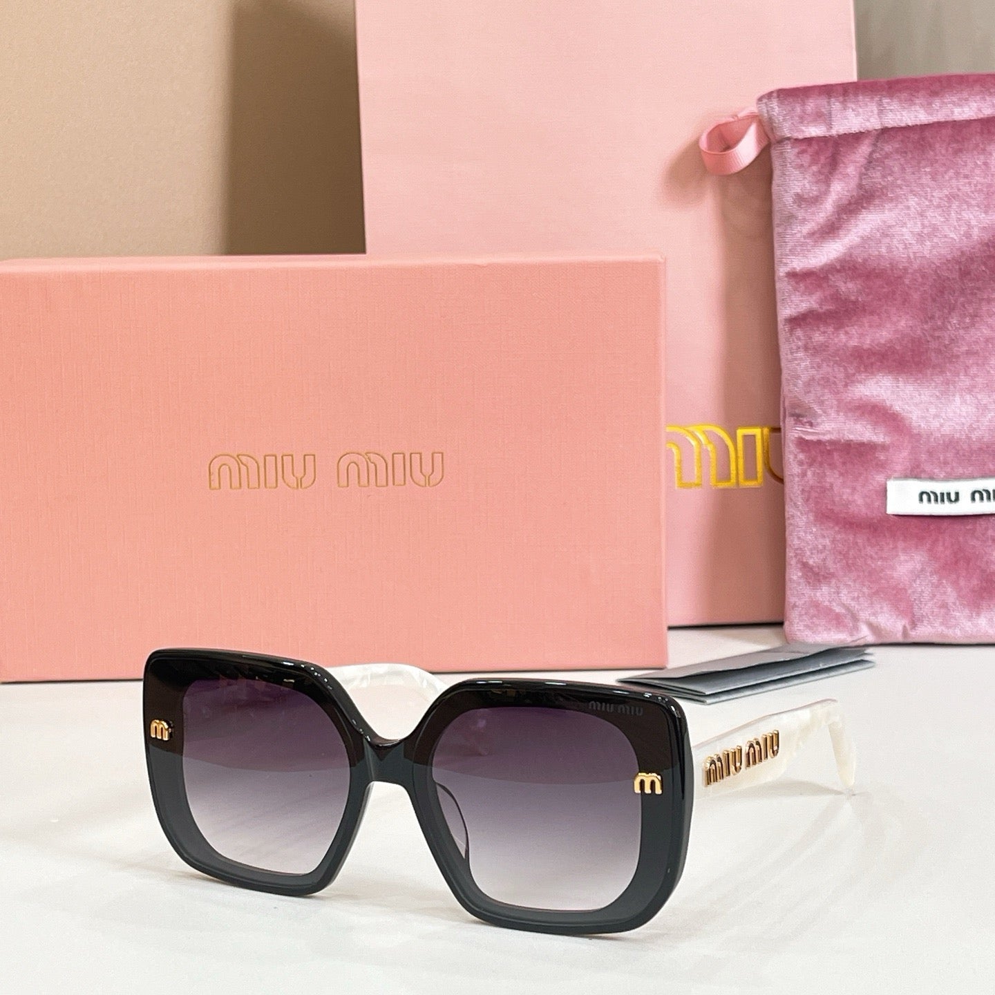 Mehrfarbige Sonnenbrille