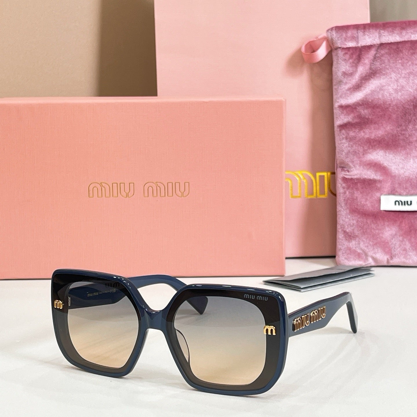 Mehrfarbige Sonnenbrille