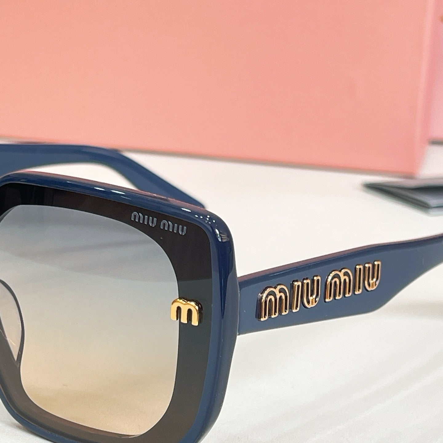 Mehrfarbige Sonnenbrille