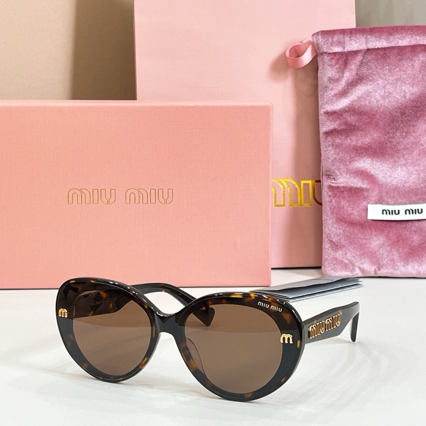 Mehrfarbige Sonnenbrille
