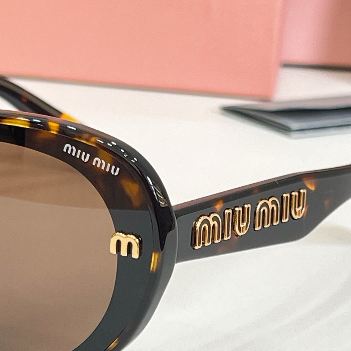 Mehrfarbige Sonnenbrille