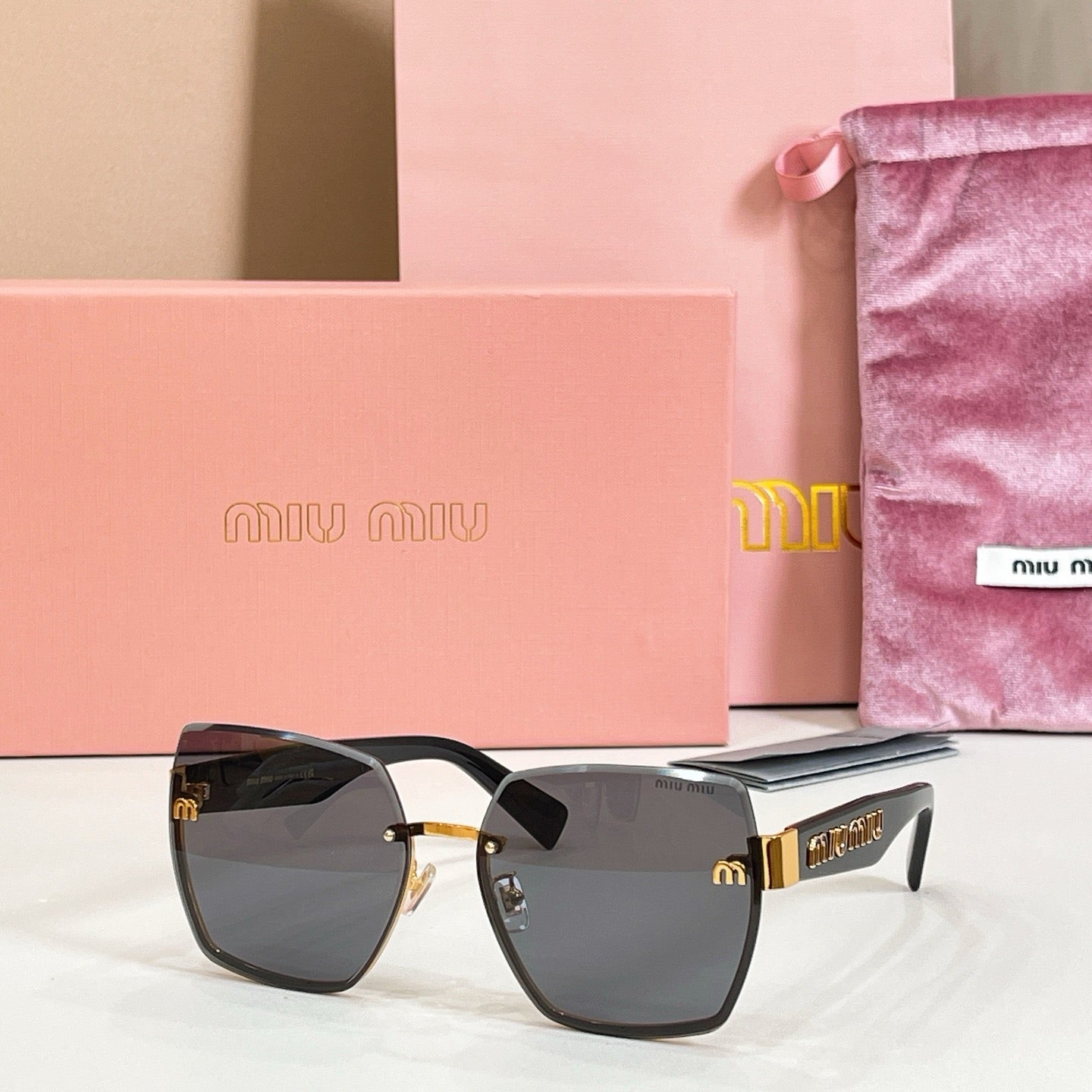 Mehrfarbige Sonnenbrille