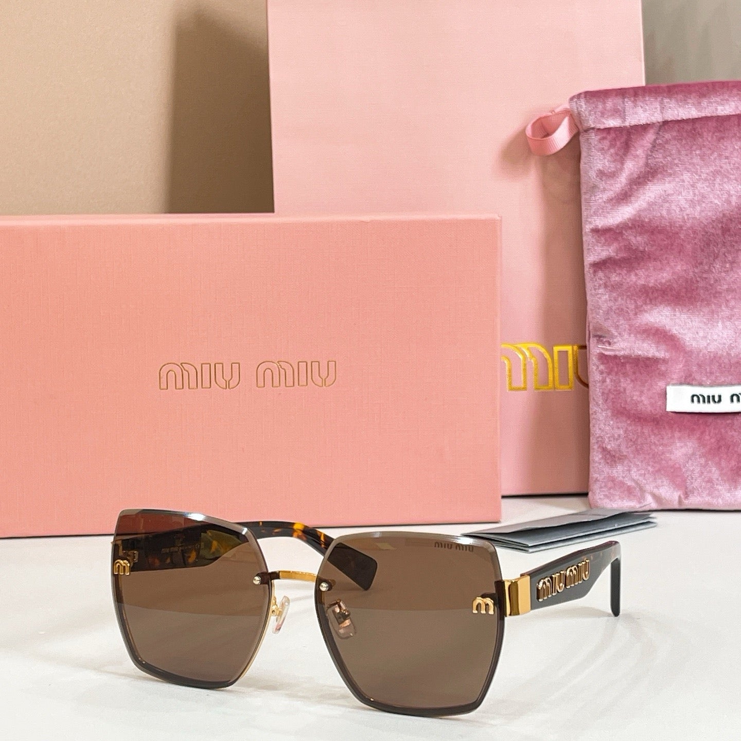 Mehrfarbige Sonnenbrille