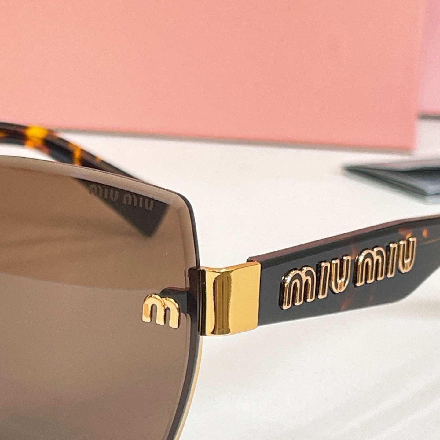 Mehrfarbige Sonnenbrille