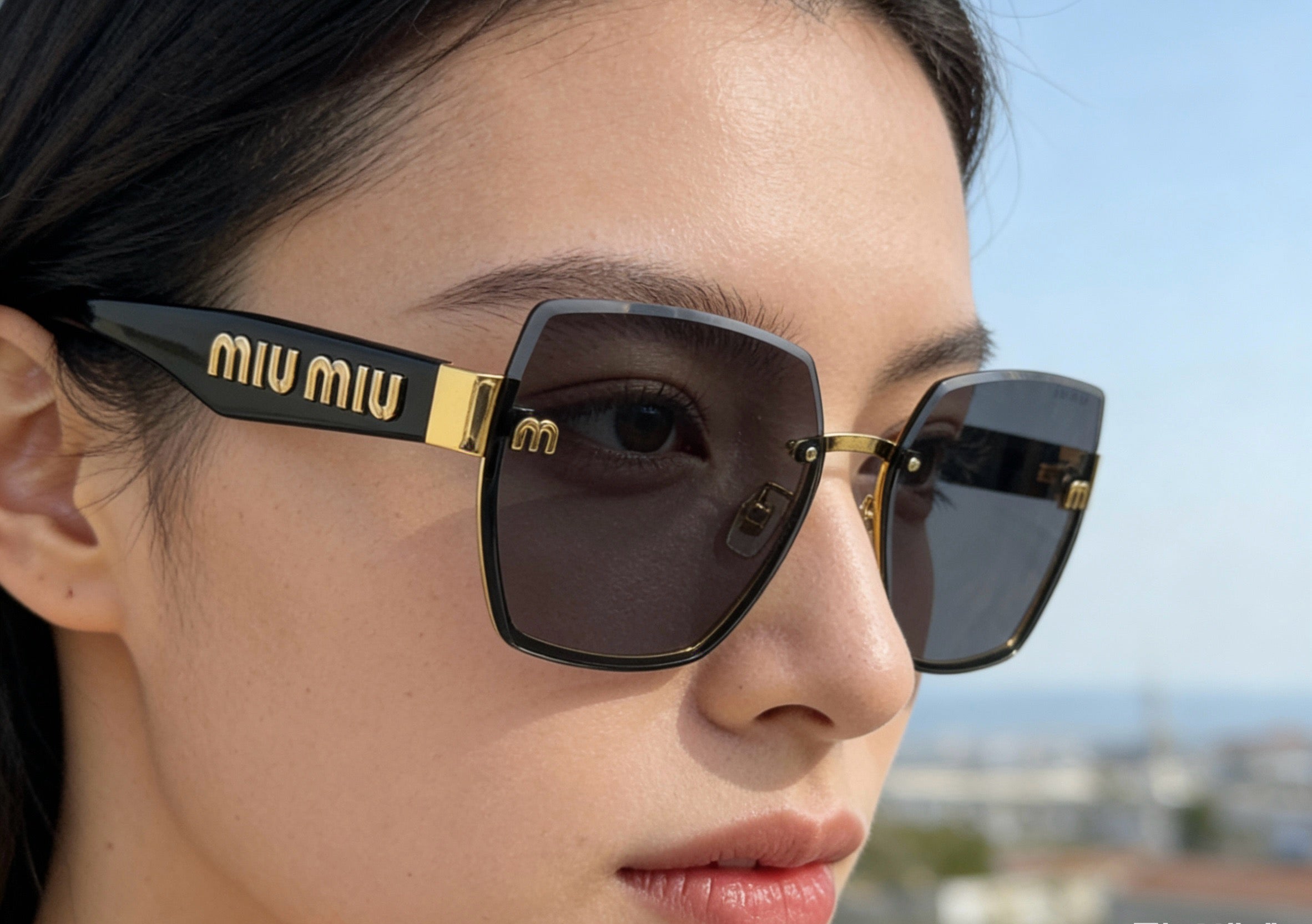 Mehrfarbige Sonnenbrille