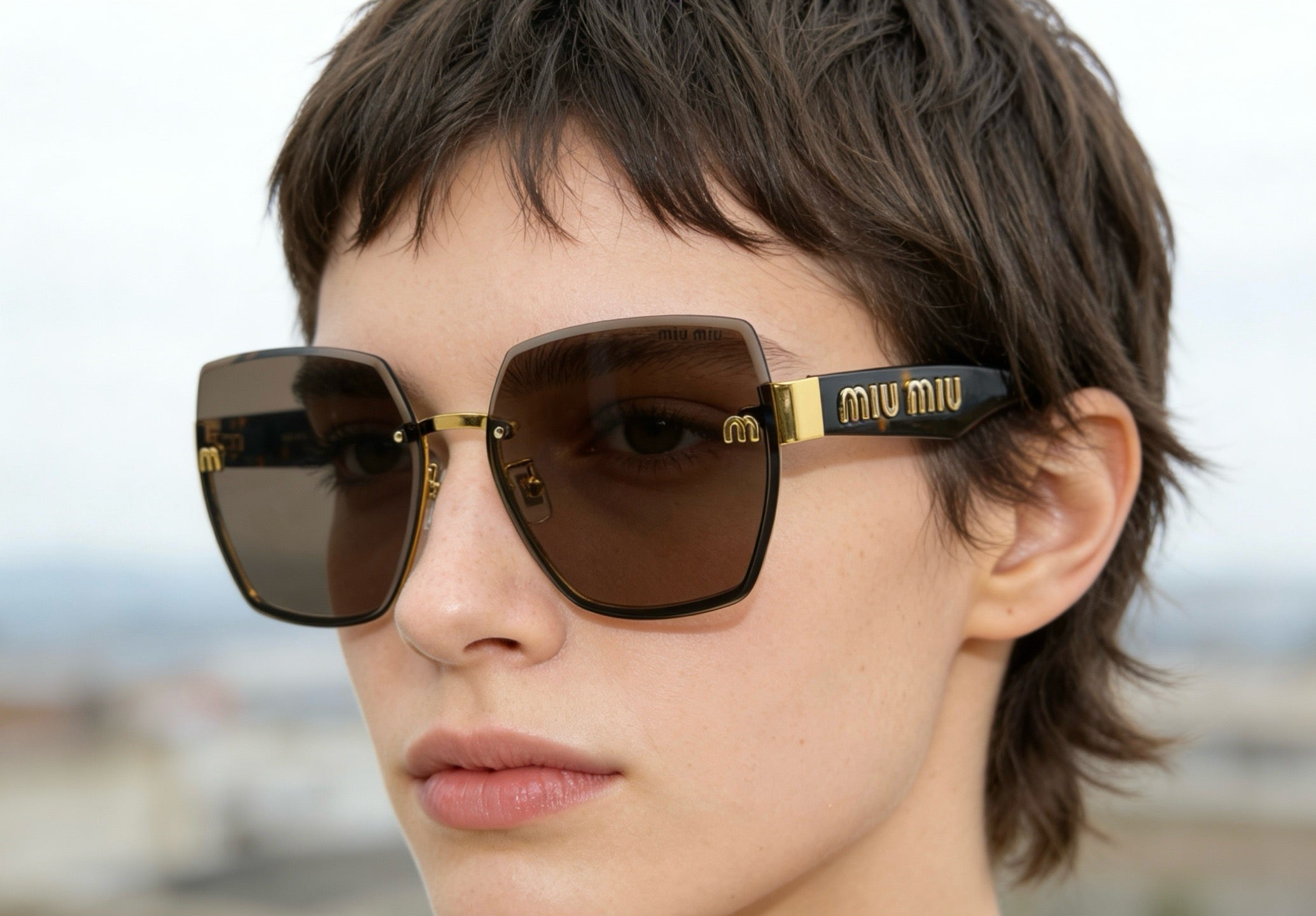 Mehrfarbige Sonnenbrille