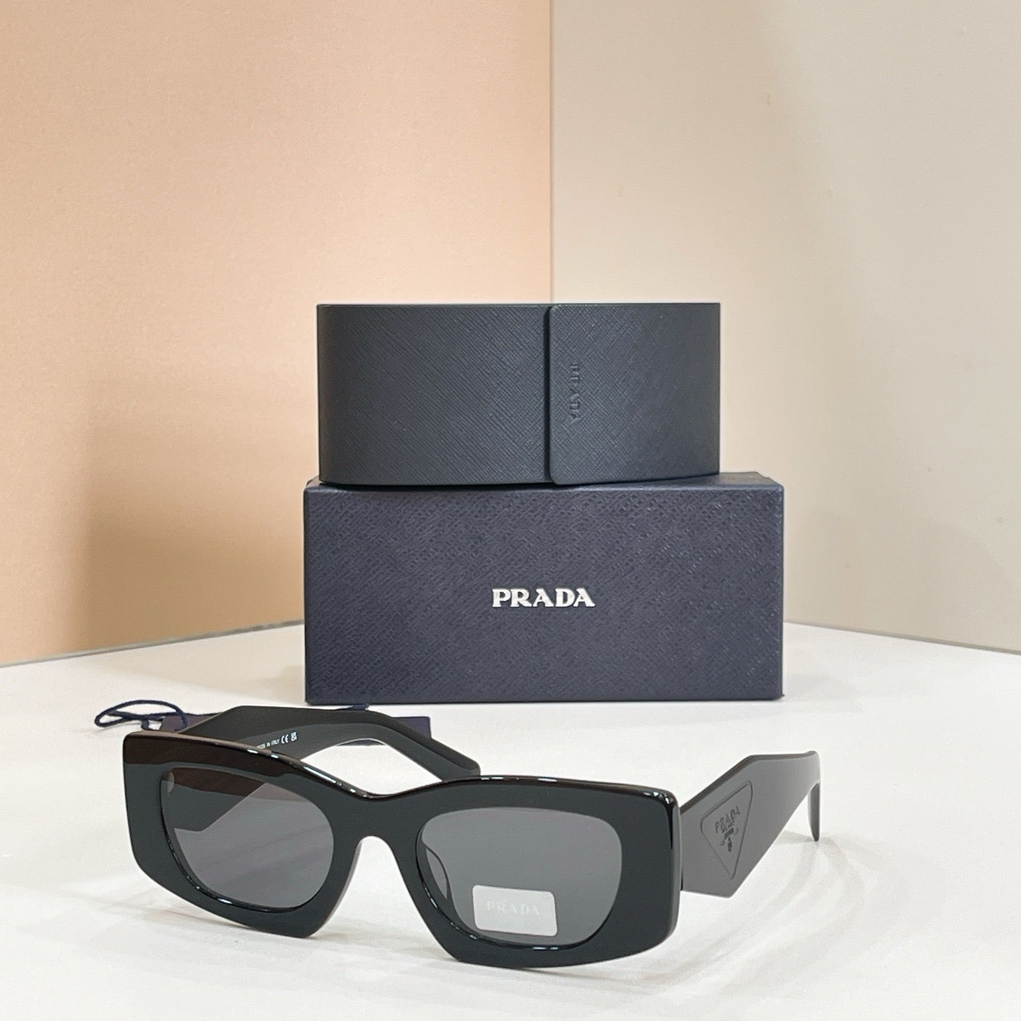 Mehrfarbige Sonnenbrille