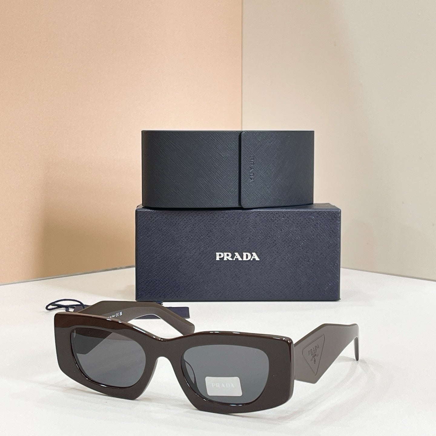 Mehrfarbige Sonnenbrille