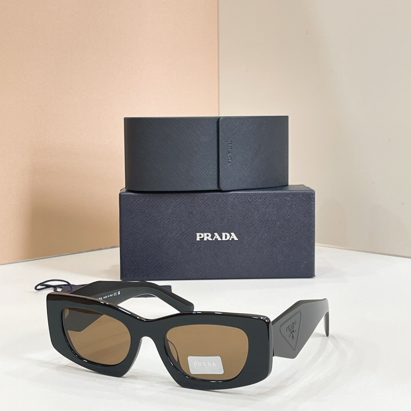 Mehrfarbige Sonnenbrille