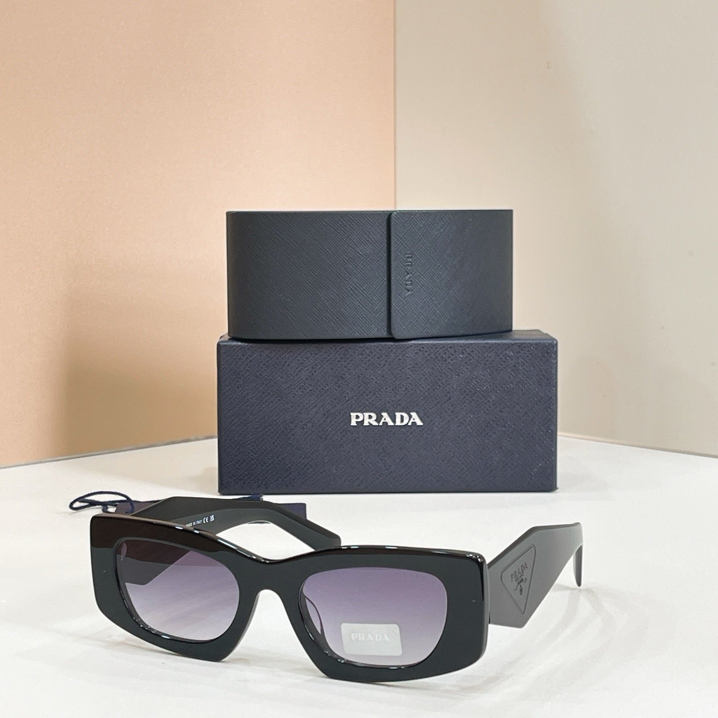 Mehrfarbige Sonnenbrille