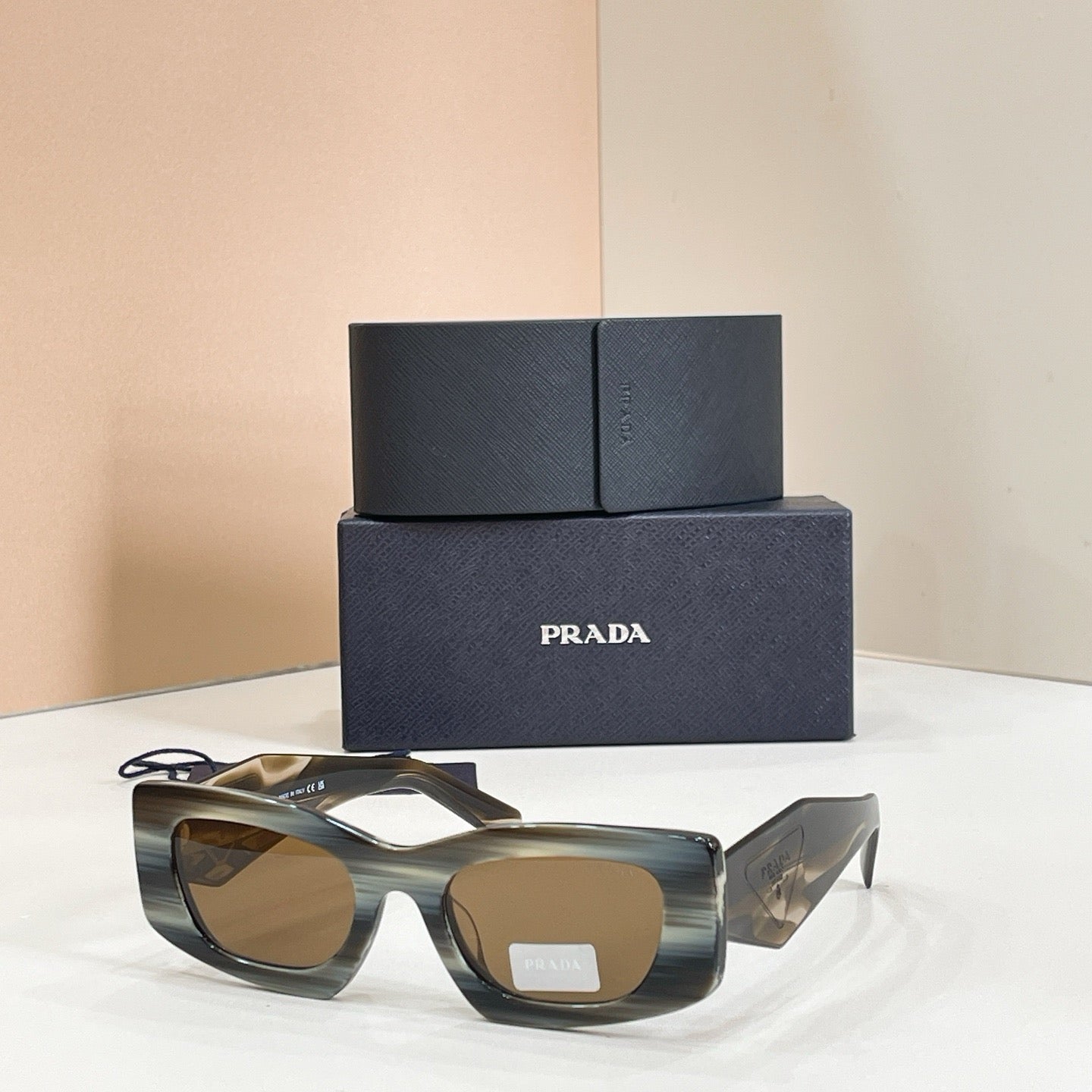 Mehrfarbige Sonnenbrille