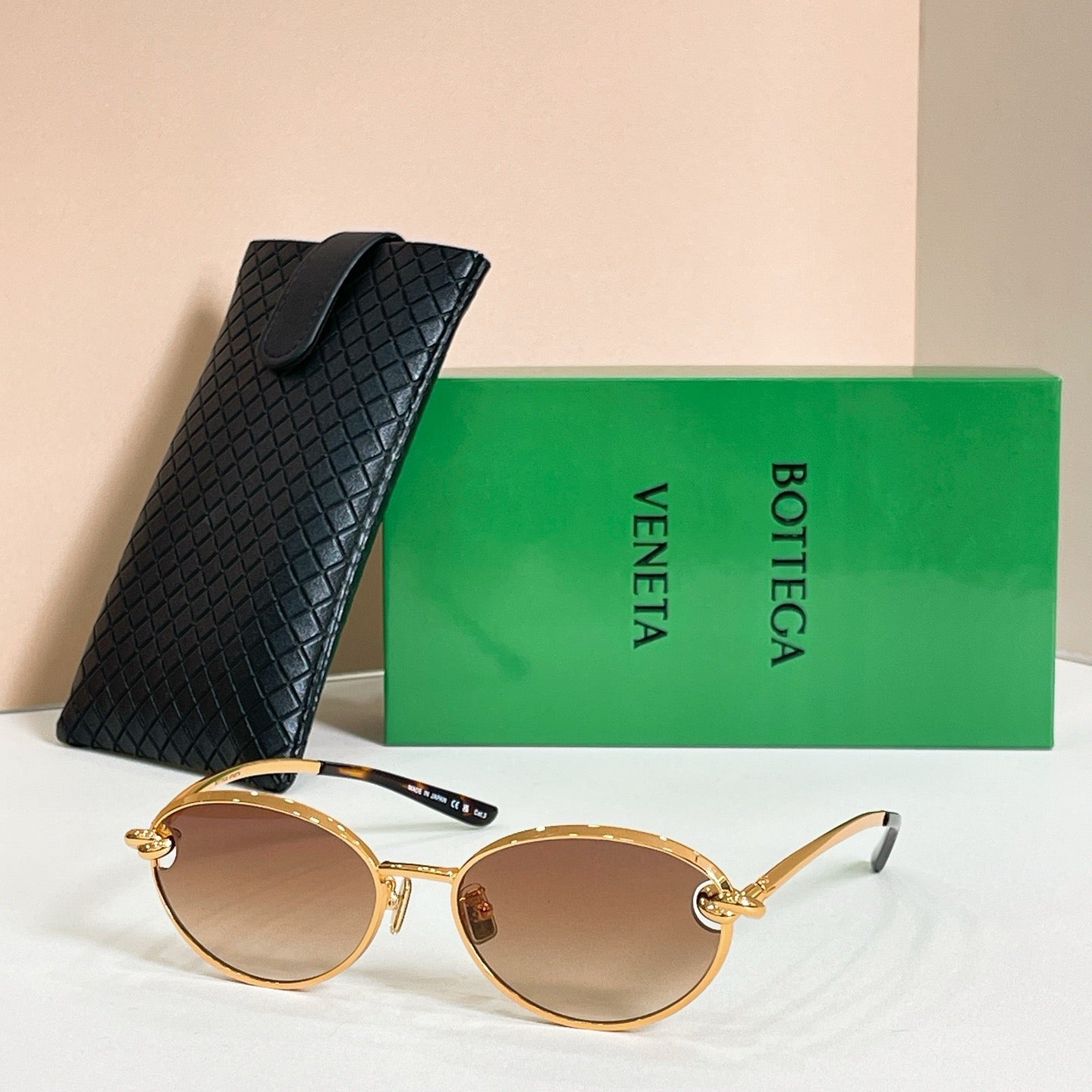 Mehrfarbige Sonnenbrille