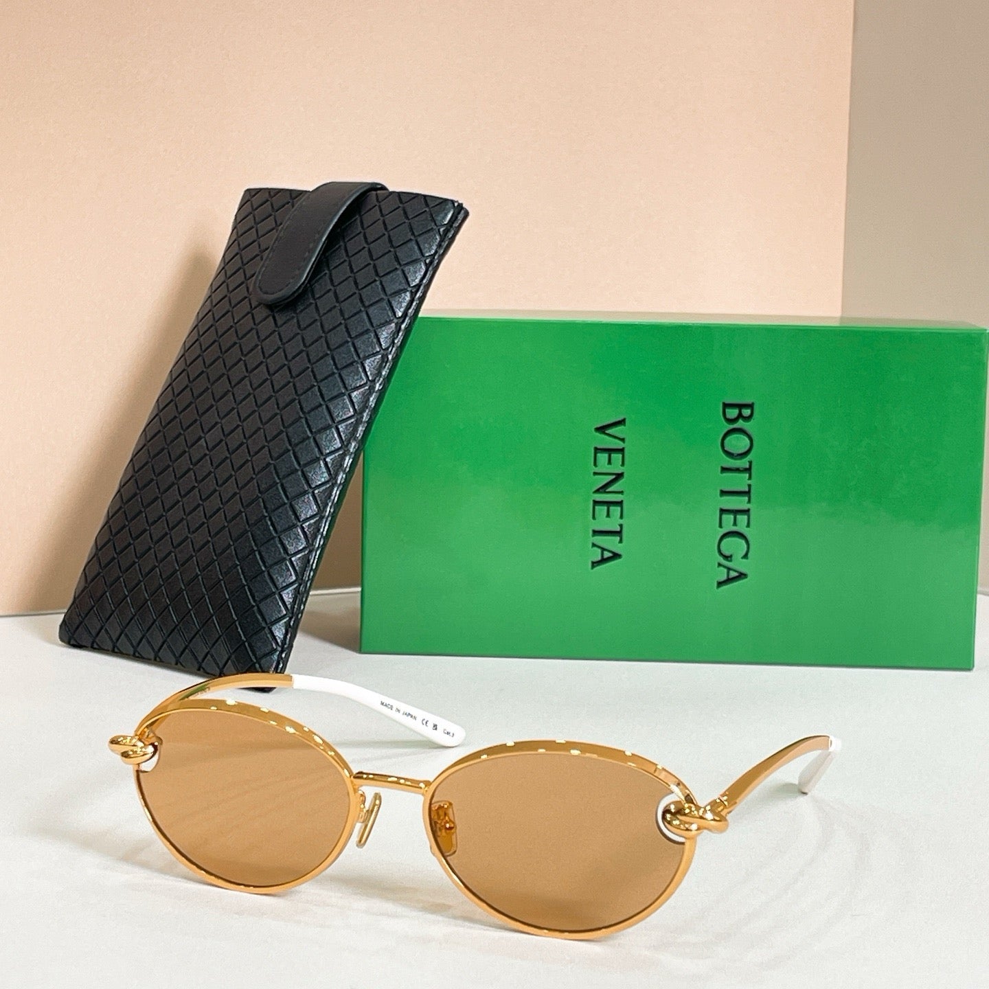 Mehrfarbige Sonnenbrille