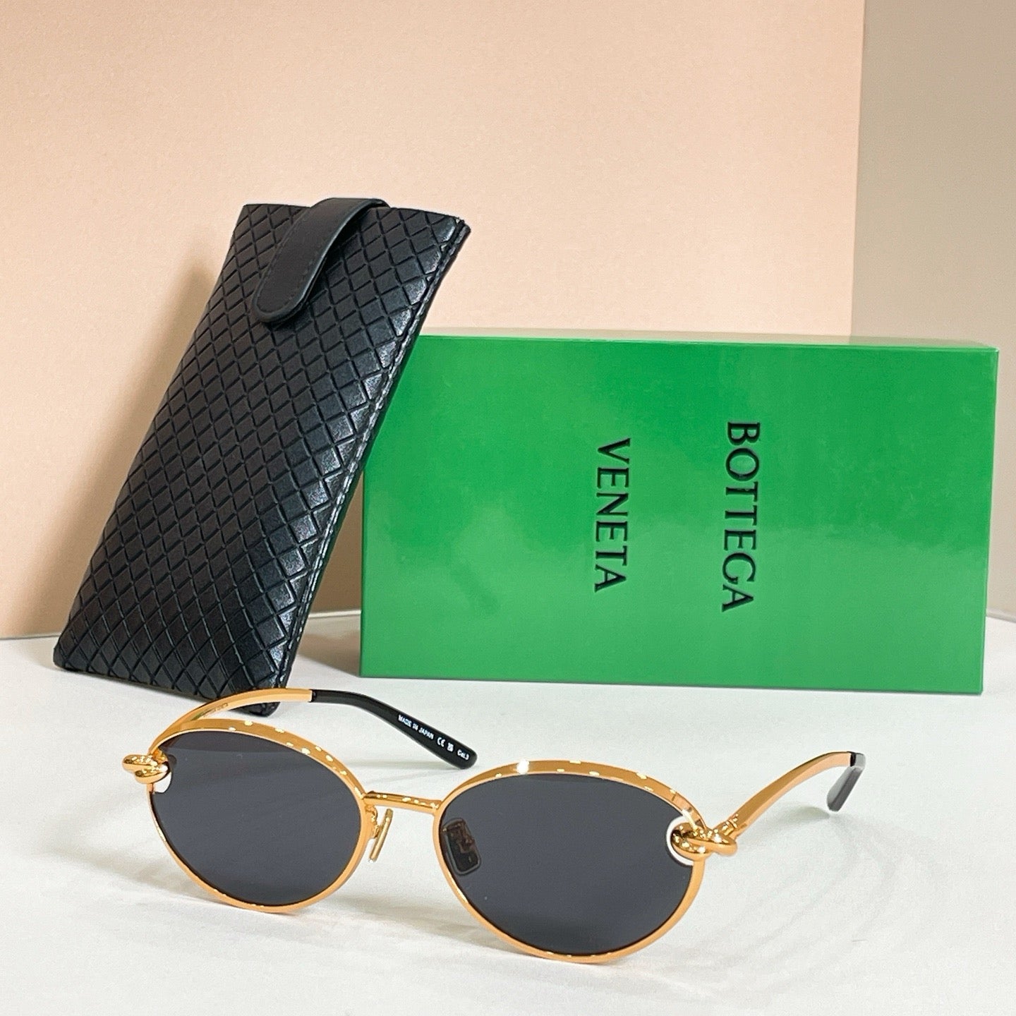 Mehrfarbige Sonnenbrille