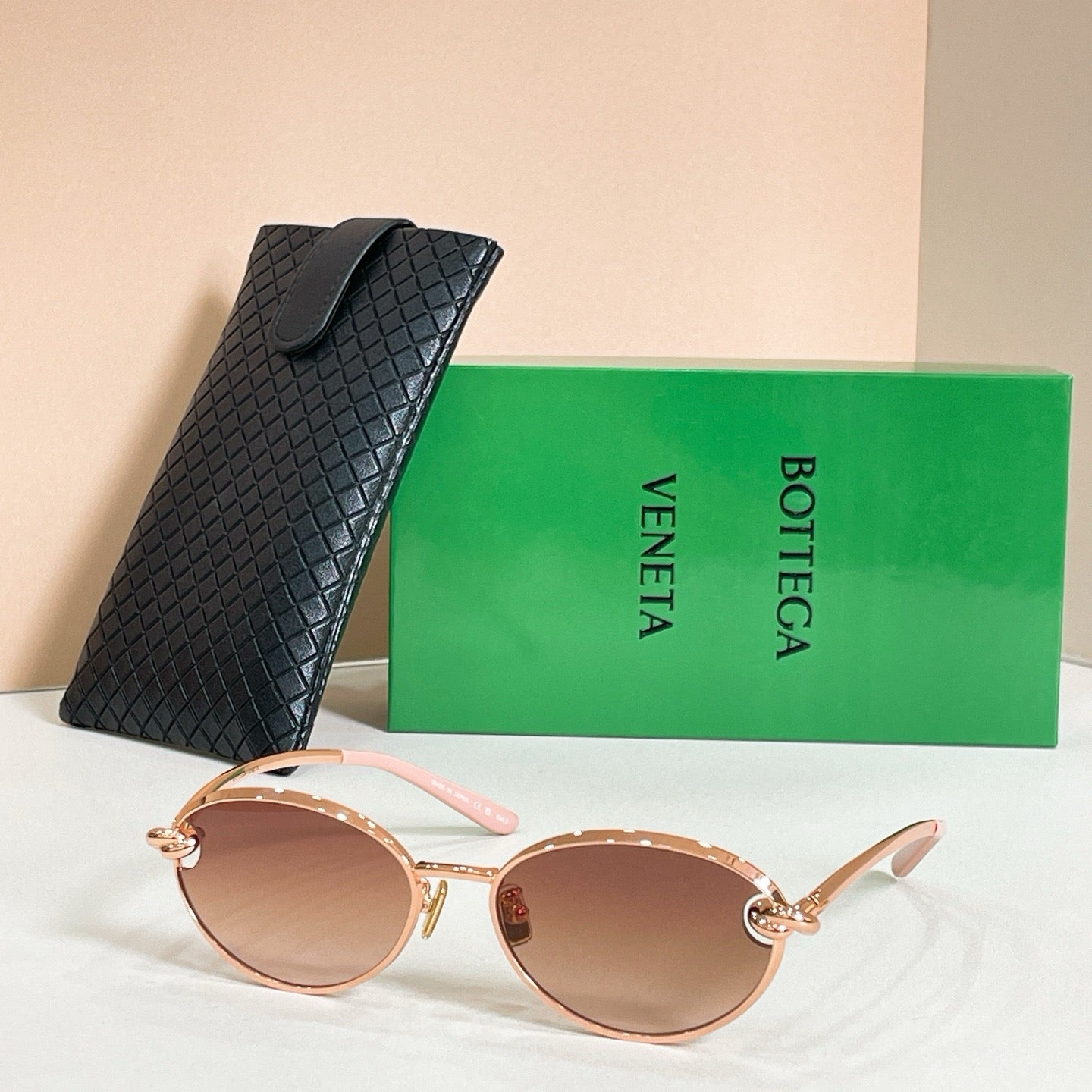 Mehrfarbige Sonnenbrille