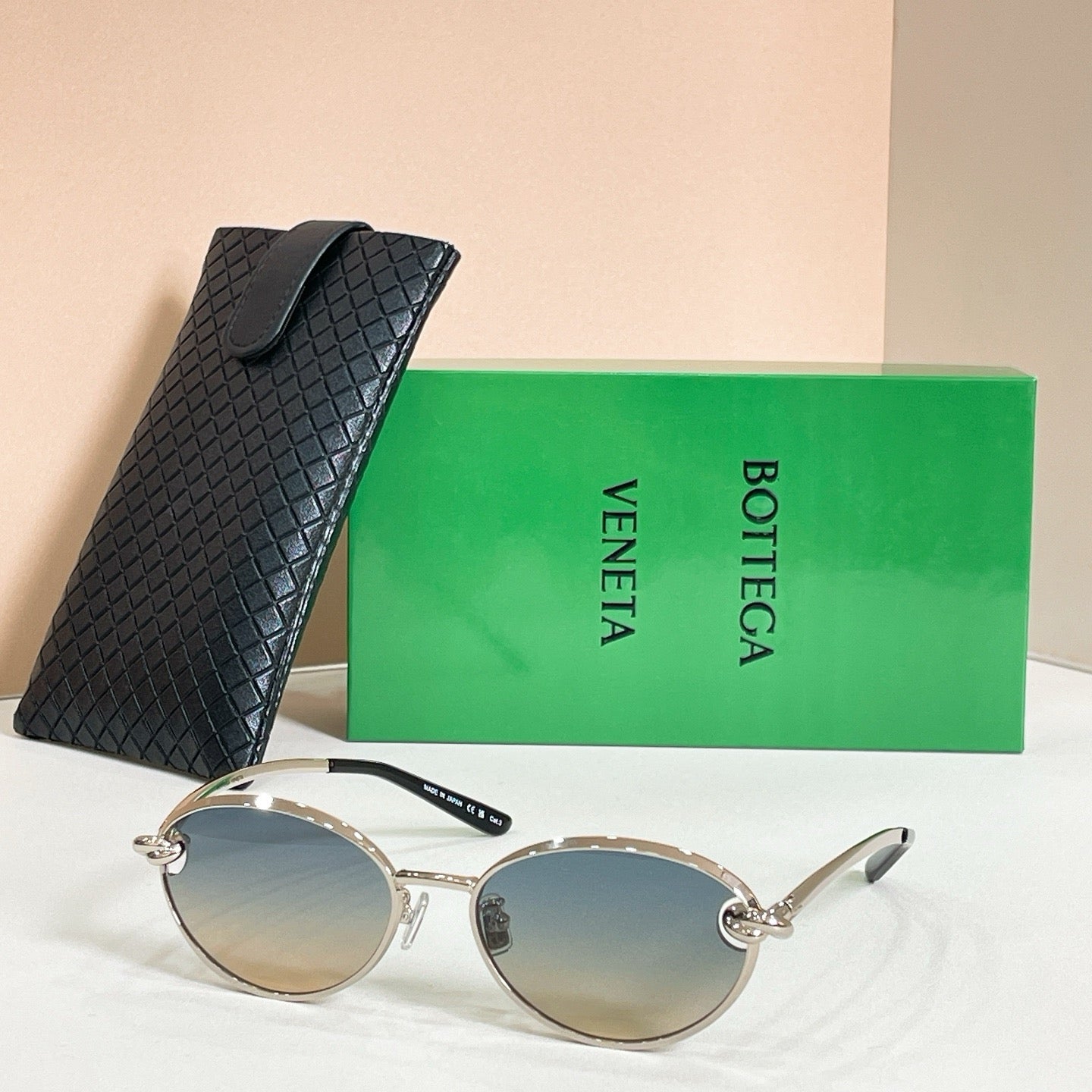 Mehrfarbige Sonnenbrille