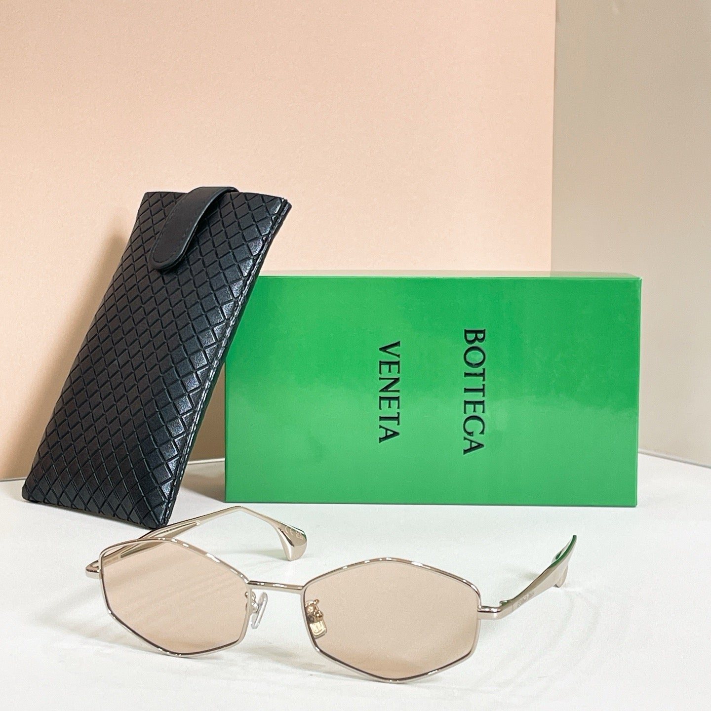 Mehrfarbige Sonnenbrille