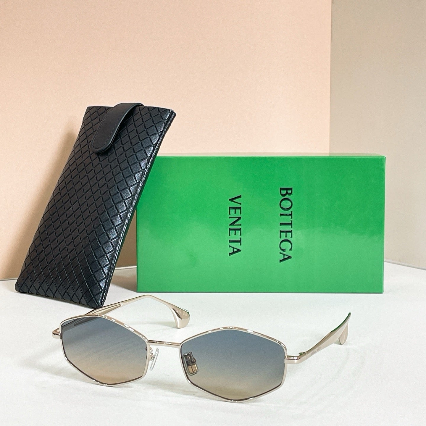 Mehrfarbige Sonnenbrille