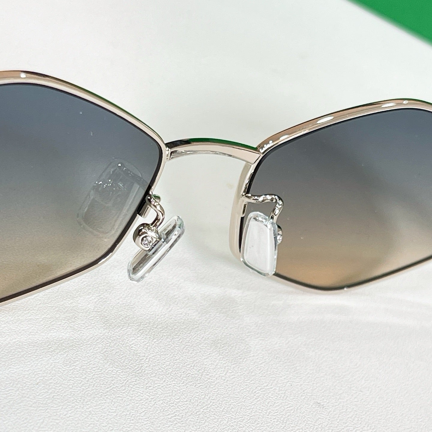 Mehrfarbige Sonnenbrille