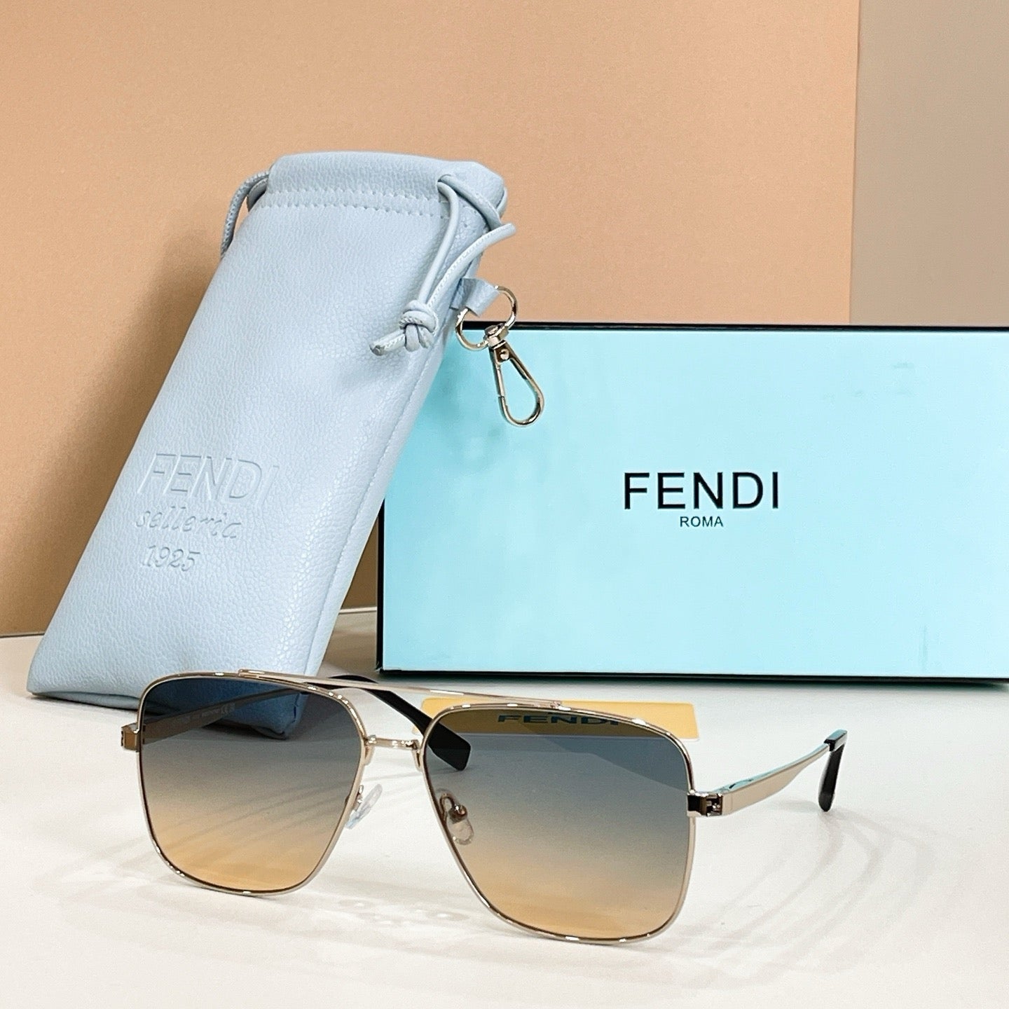 Mehrfarbige Sonnenbrille