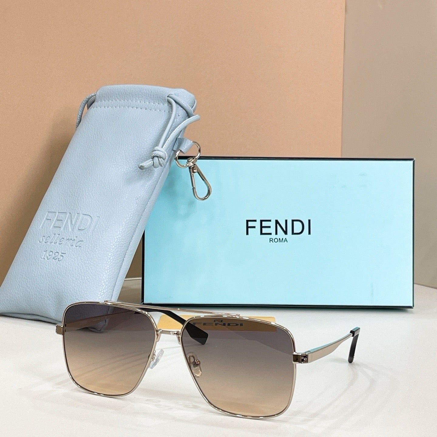 Mehrfarbige Sonnenbrille