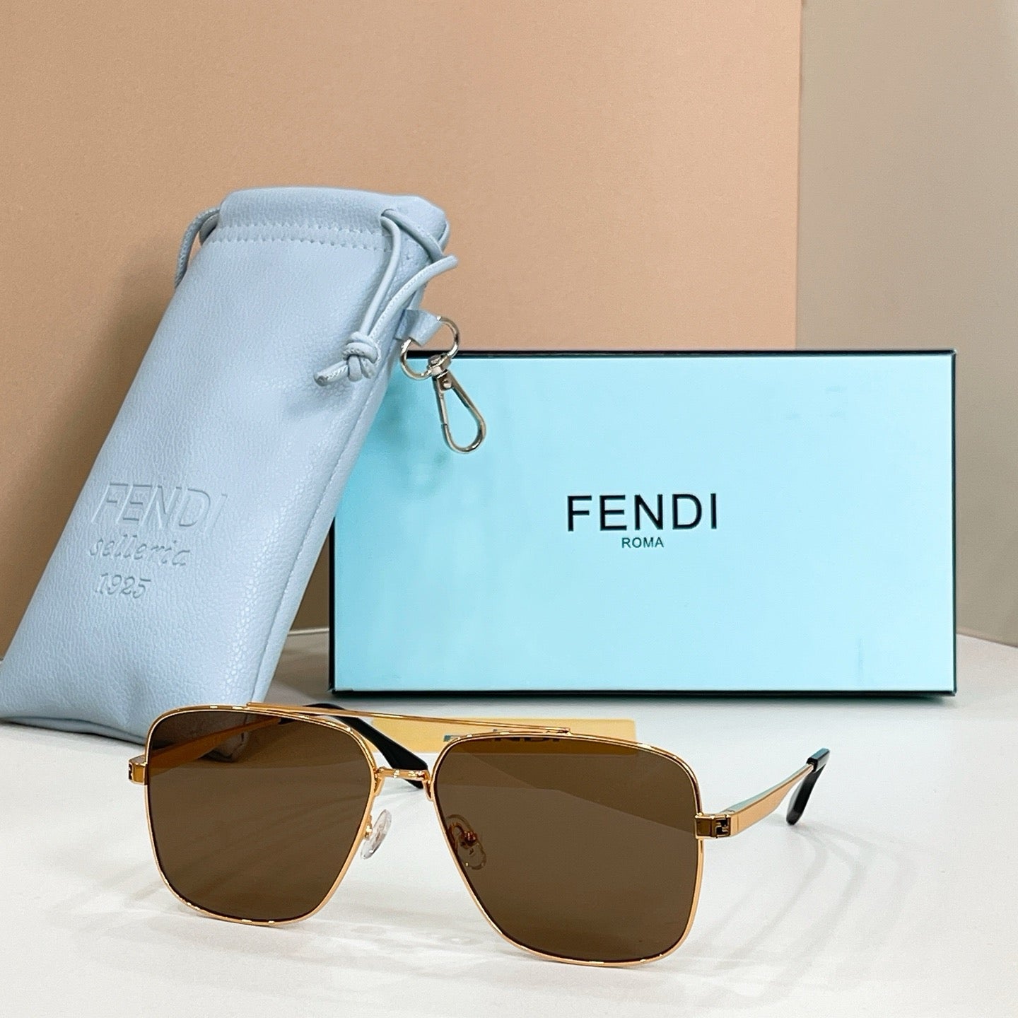 Mehrfarbige Sonnenbrille